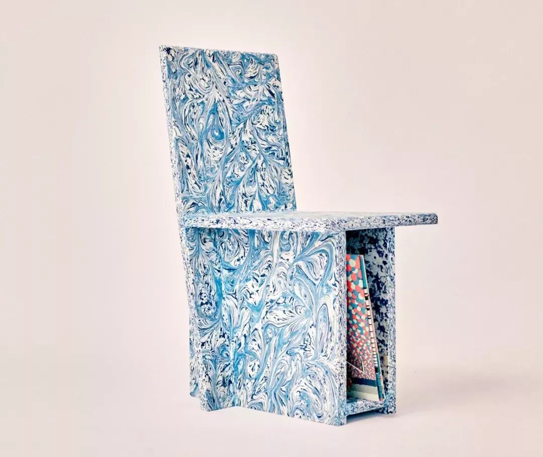 印尼工作室设计的塑料办公桌，取材于马尼拉排水沟的生活垃圾