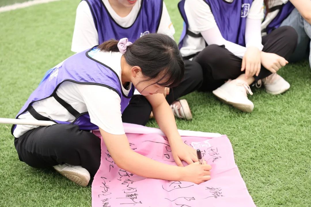 挥笔写下队名，许下对未来的期许